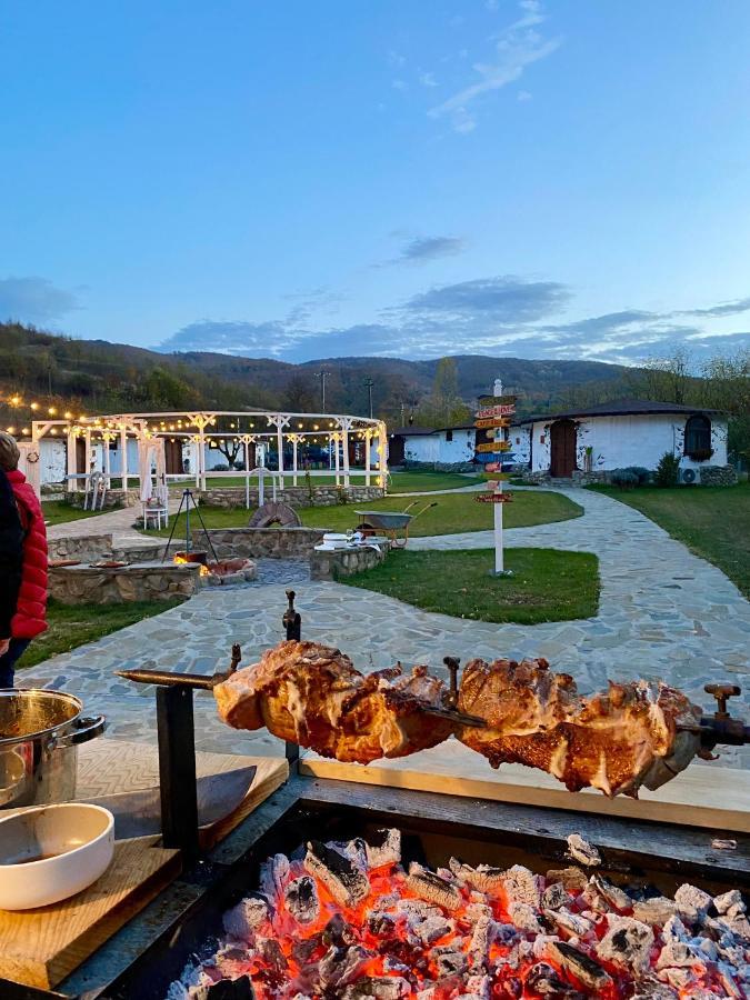 Satul Cu Flori Hotel Buzău Eksteriør billede