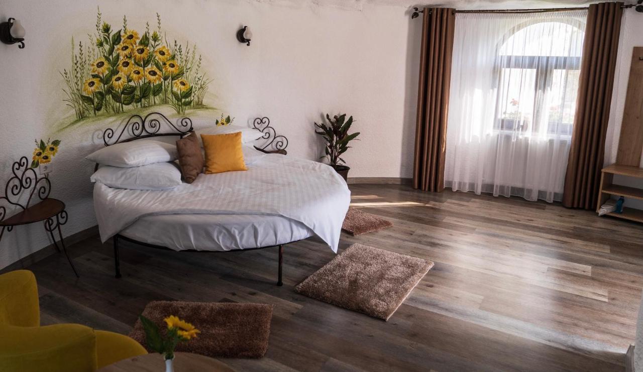 Satul Cu Flori Hotel Buzău Eksteriør billede